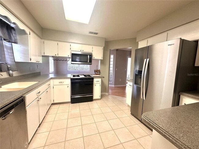 Photo - 1649 Selkirk Dr