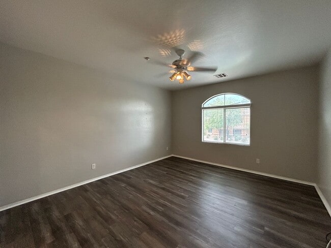 Photo - 955 E Knox Rd