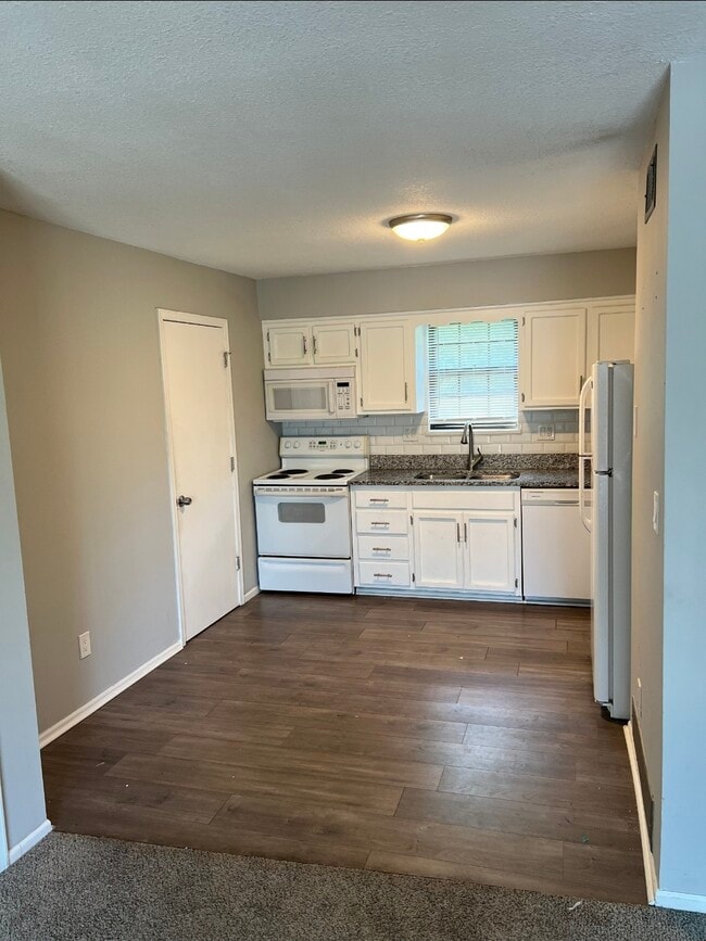 Building Photo - 800 NE Ball Dr Unit - C