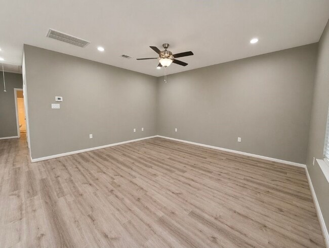Photo - 305 E Waring St