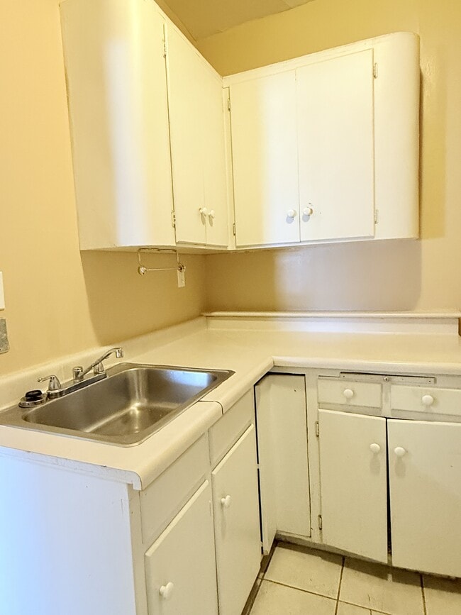 Photo - 1441 Wyandotte St E Unit 5