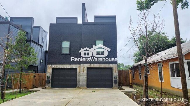 Building Photo - Modern, stylish 3 story condo with a priva...