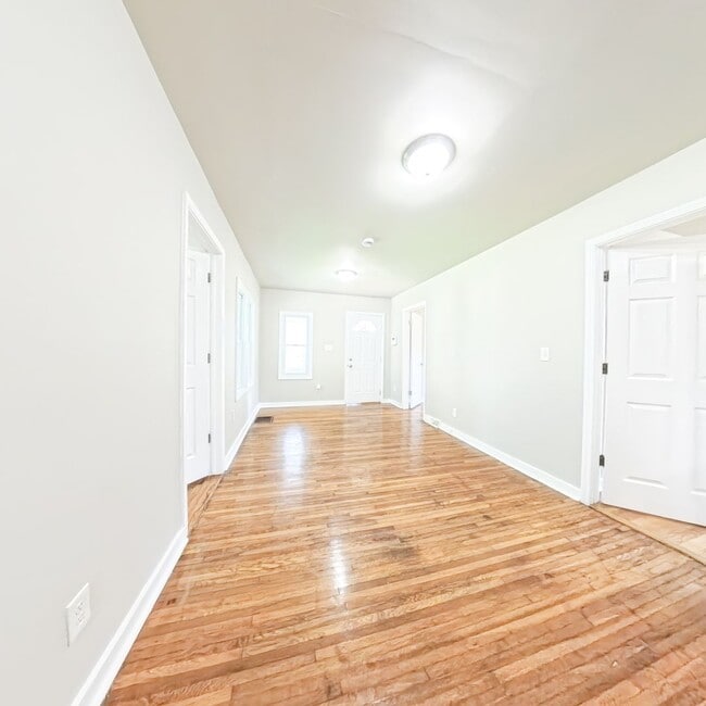 Photo - Cozy 3 Bedroom 1 Bathroom- Located near bl...