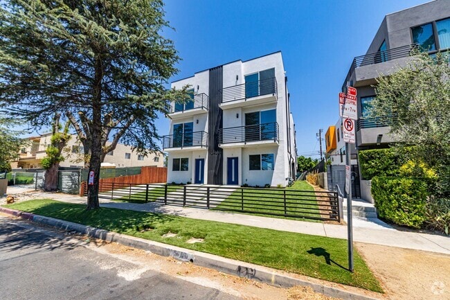 Building Photo - Contemporary 4-Bed, 4.5-Bath Townhome with... Unit 6700  2