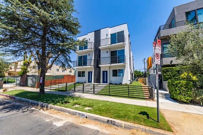 Designer-inspired, tri-level townhome offe... - Designer-inspired, tri-level townhome offe... Unit 6702  3