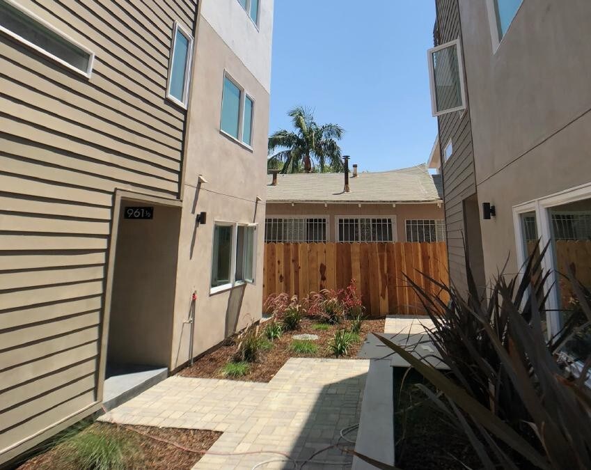 Fotografía del edificio - 961 N St Andrews Pl