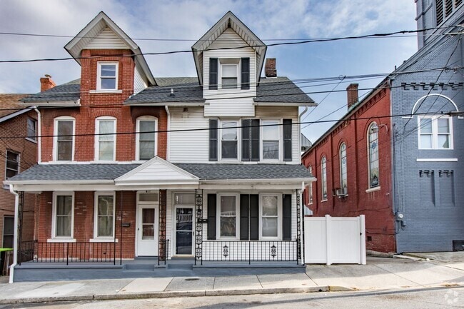 Building Photo - SIX BEDROOM Updated Half Twin Rental