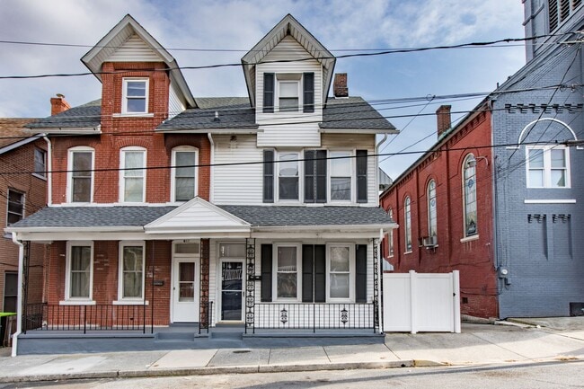 Building Photo - SIX BEDROOM Updated Half Twin Rental