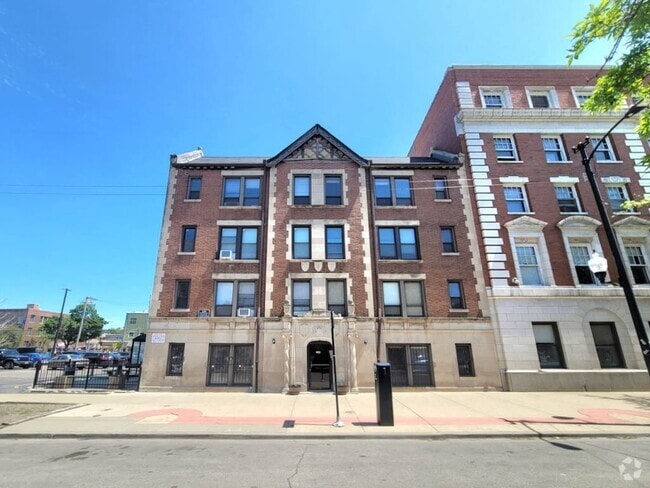 Building Photo - 3345 N Marshfield Ave Rental