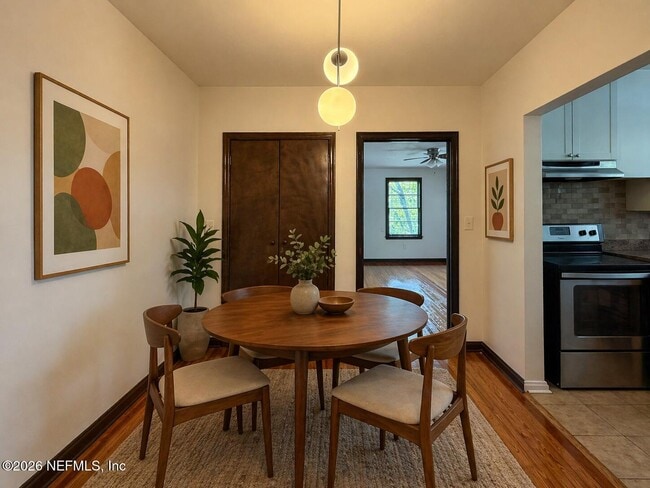 Photo - 2575 Myra St