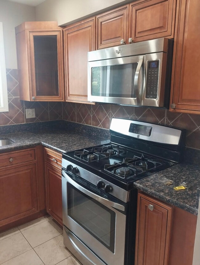 Photo - 629 W 65th St