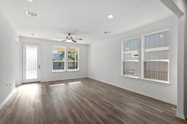 Photo - 813 Saratoga Ln