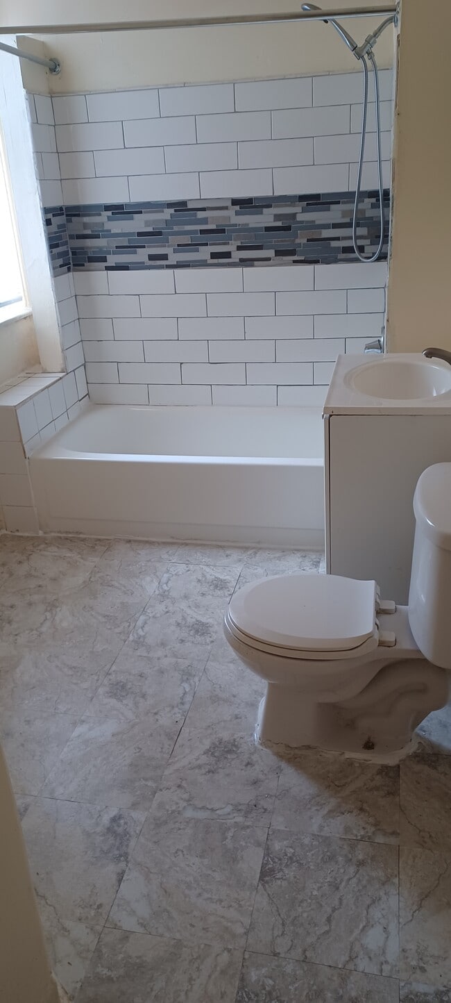 Baño - 1409 E 68th St Unidad 1E