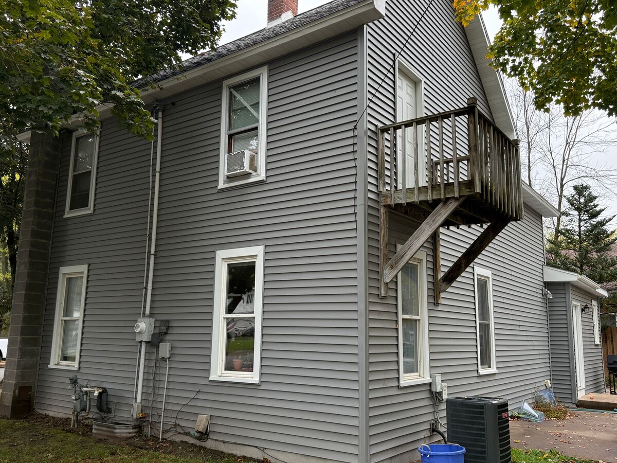 Photo - 6 Bedroom 2 Bath | Student Rental