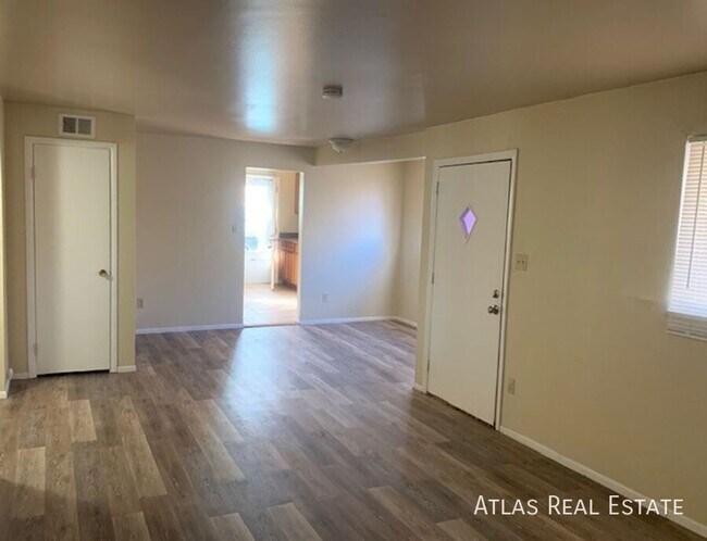 Photo - 2707 N Chestnut St Unit 2