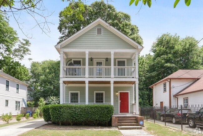 Building Photo - Spacious Grant Park Home