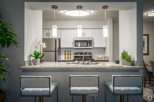 1BR, 1BA - 800SF