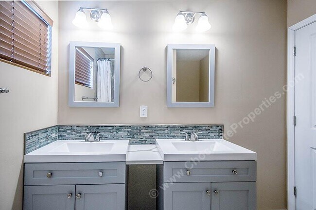 Photo - 13105 Skyview Ave NE