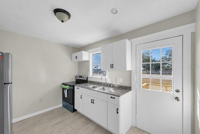 Photo - 1607 18th St E