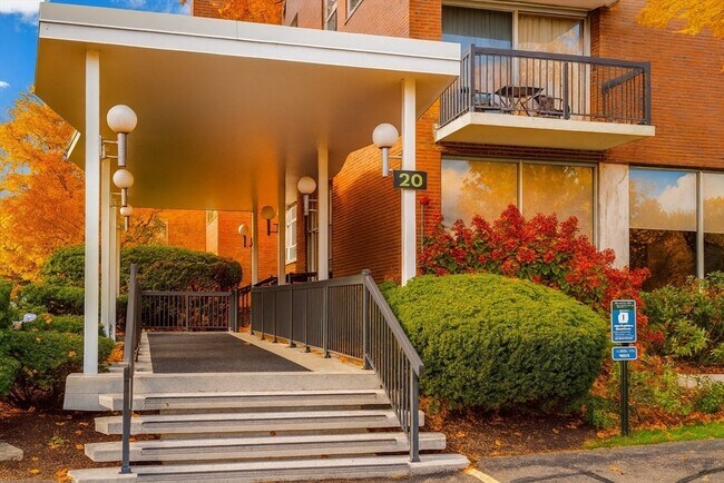 Photo - 20 Hammond Pond Pkwy Unidad 606