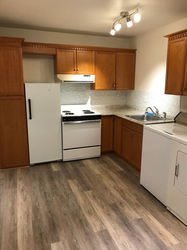 Building Photo - Corvallis triplex Unit Triplex-212