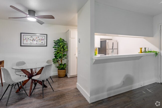 2BR, 2BA - 820 - Kitchen