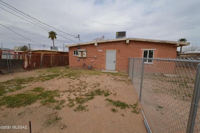 Building Photo - 20 E Susana St