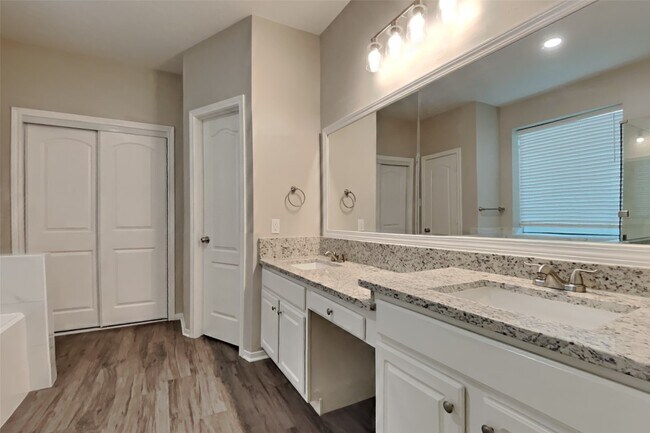 Photo - 1731 Red Oak Terrace