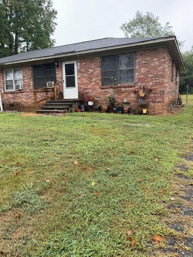 Building Photo - 2 Bedroom 1 Bathroom
