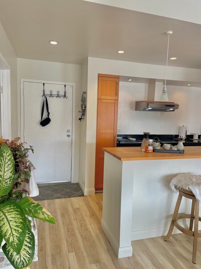 Building Photo - 8022 Linda Vista Rd Unit 2i