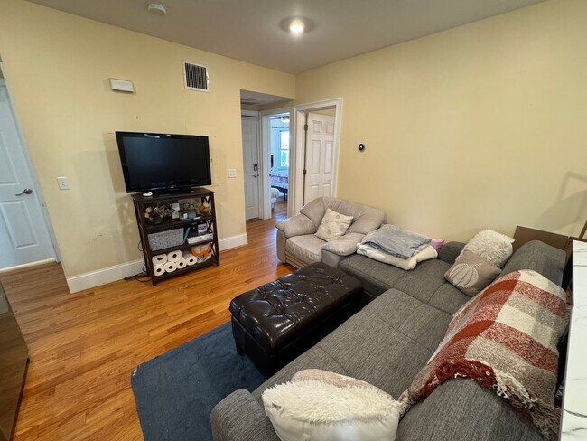 Photo - BEAUTIFUL UNIT IN CAMBRIDGE!!!!!!!!!!!