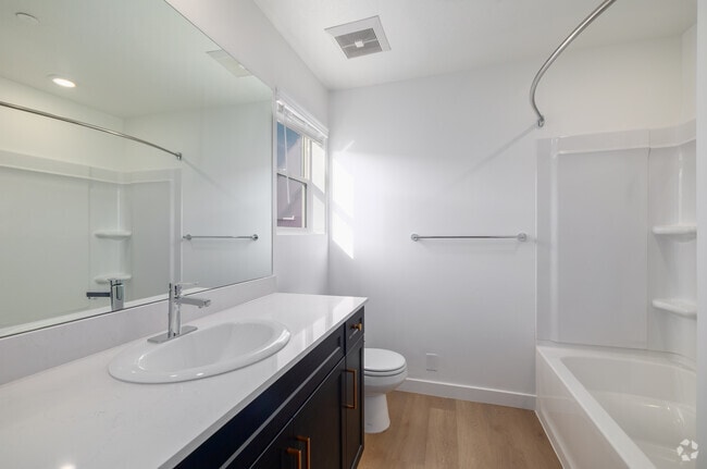 2BR, 2BA - 1,140SF - Bathroom
