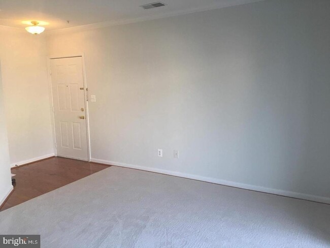 Building Photo - 2480 Angeline Dr Unit 304