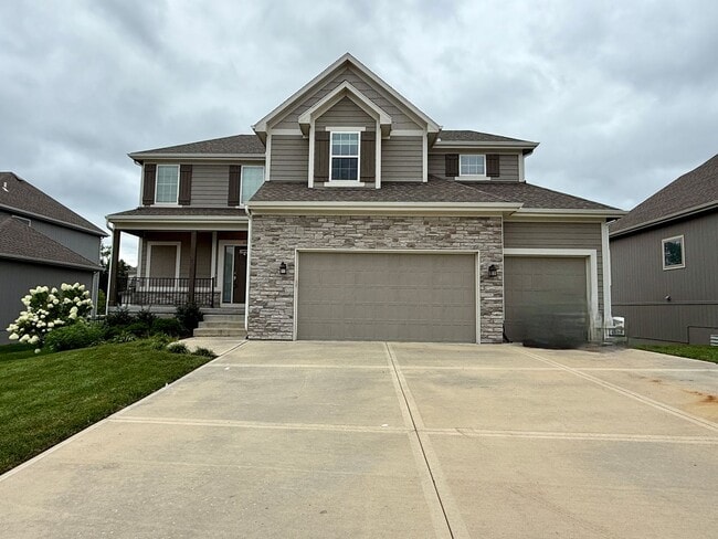 Building Photo - Beautiful 4-Bedroom 2-Story Home with Mode...