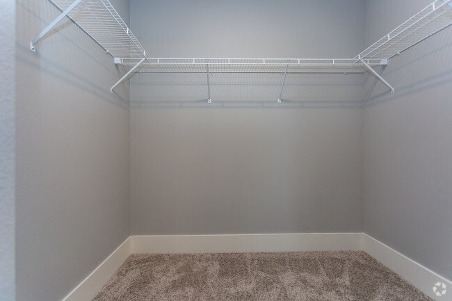 2BR, 2BA - 951 SF
