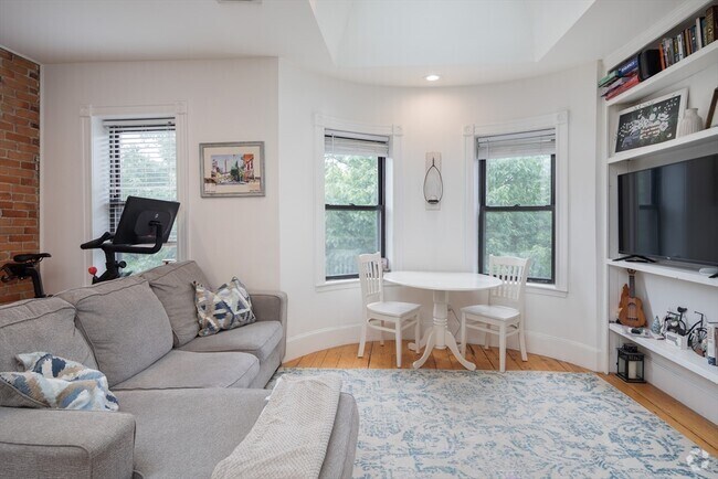 Building Photo - 221 W Newton St Unit 4 Rental