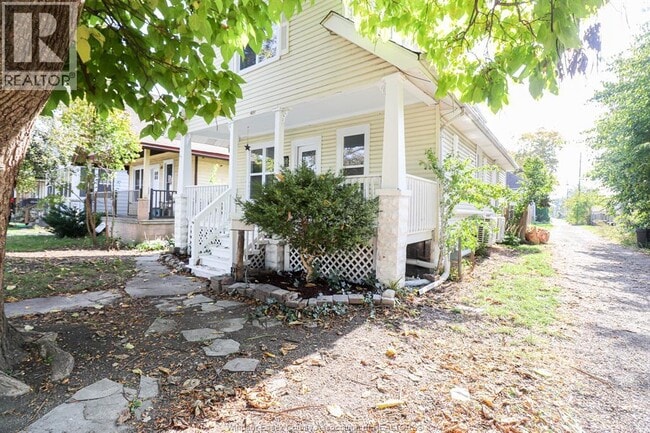 Photo - 459 Ellis St W