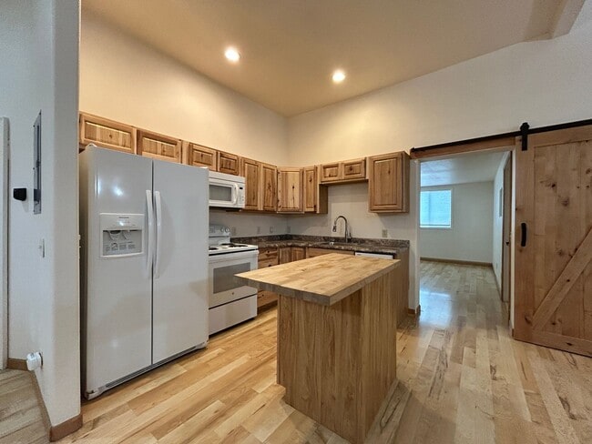 Photo - 2 bed 1 bath Duplex in South Hamilton with Large Shop