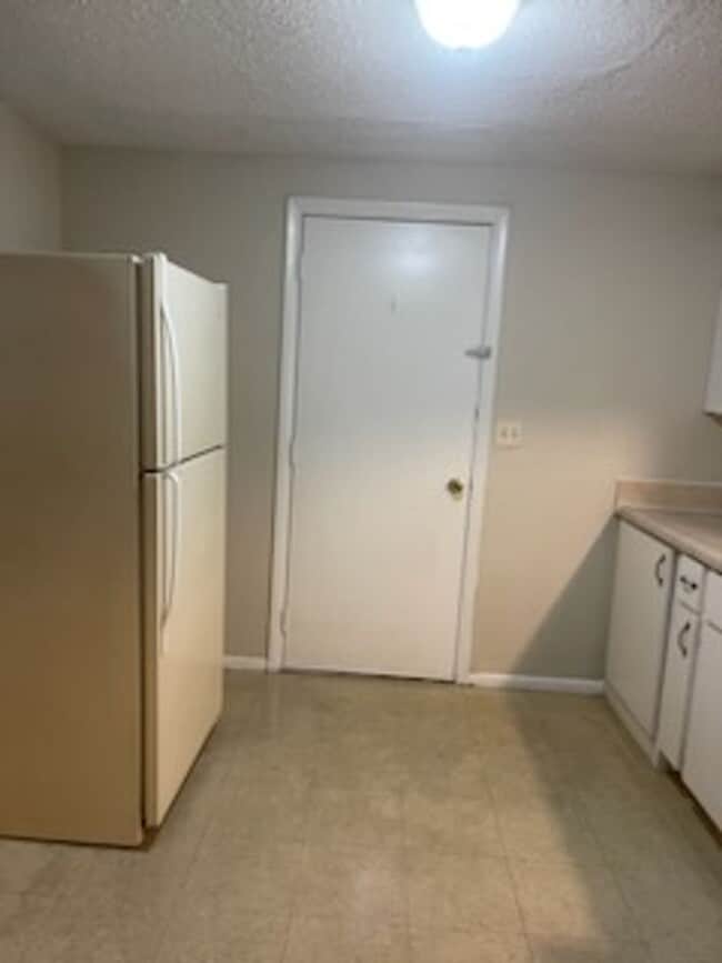 Photo - 2 Bedroom 1 Bath Duplex For Rent at 7068 C...