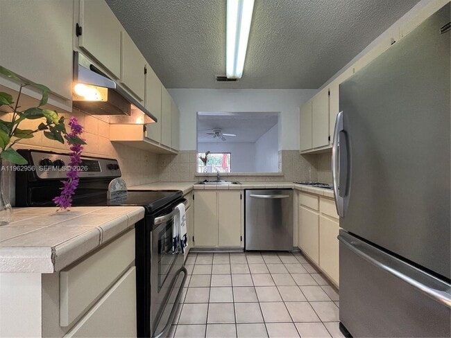 Building Photo - 407 Palm Cir E