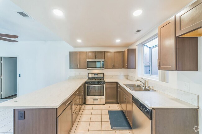 Building Photo - 3 Bed / 2.5 Bath Townhome at Vista Palomar!