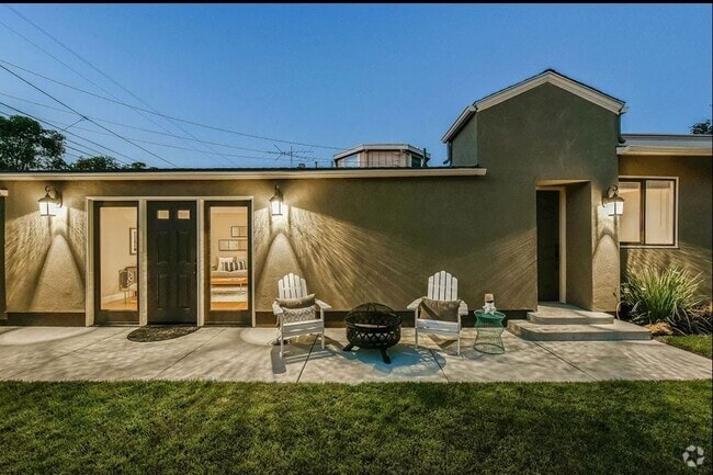 Building Photo - 1700 1/2 Pearl - 30% Rental Fee