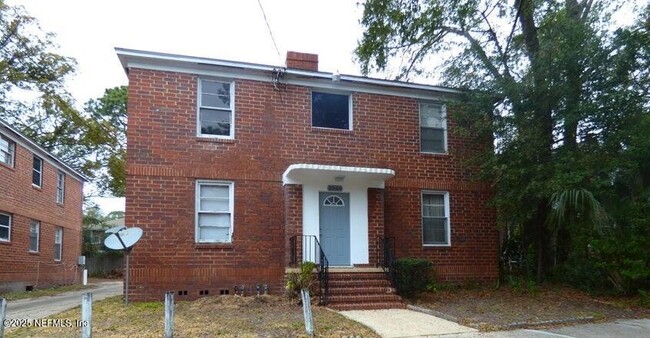 Photo - 2569 Myra St House