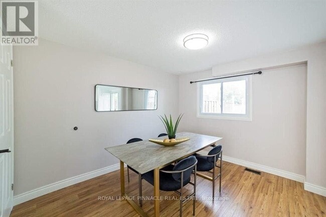Photo - 733 Parkview Crescent
