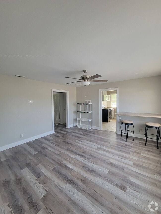 Building Photo - 408 Hanbury Ave Unit 408 Hanbury Ave D Rental