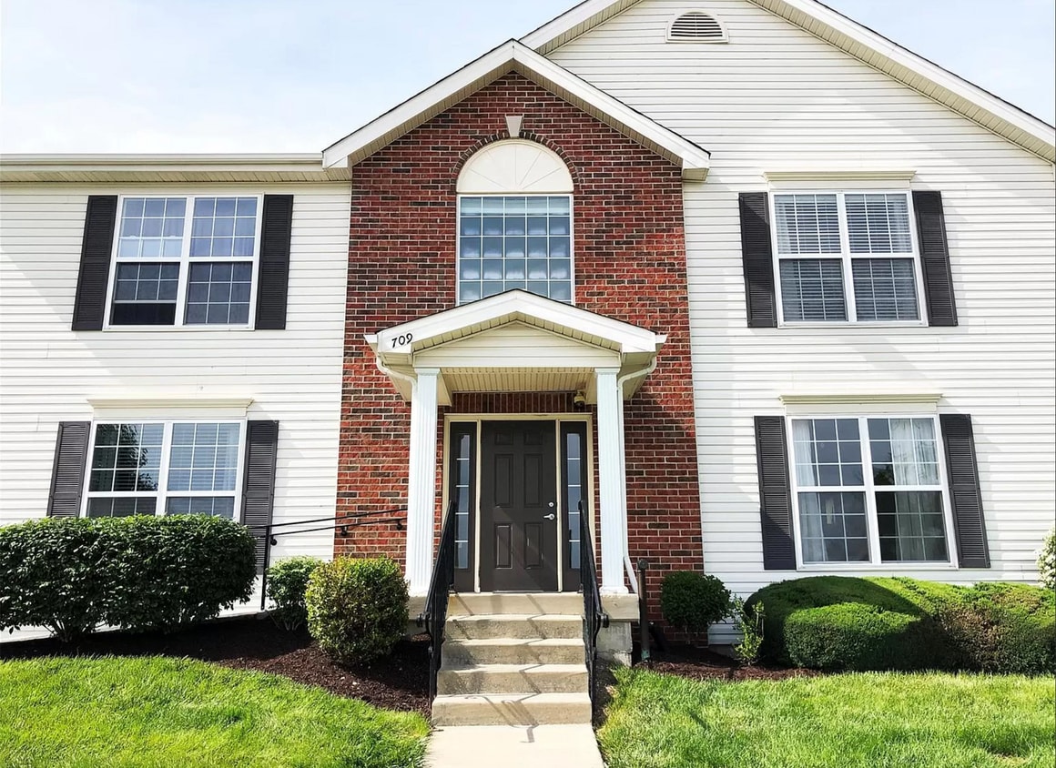 Building Entrance - 709 Tower Grove Dr (Fairview Heights, IL)