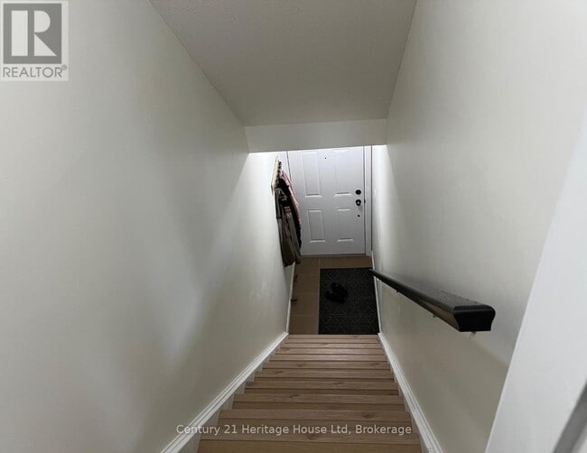 Photo - 654 Woodlawn Rd E
