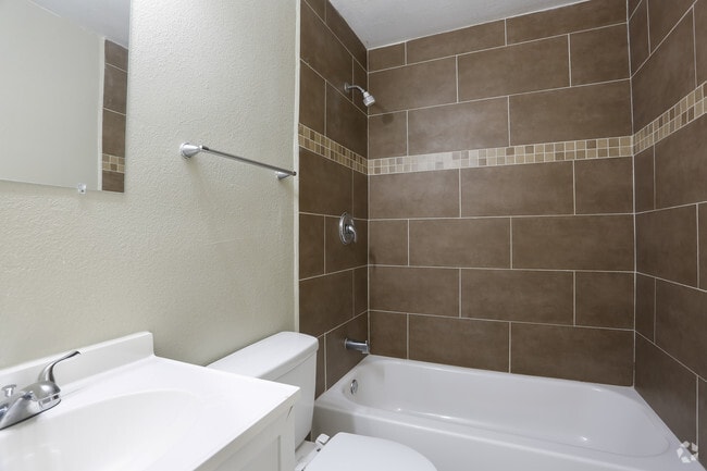 2 habitaciones, 1 baño - 750 pies cuadrados - 82 West Crossing