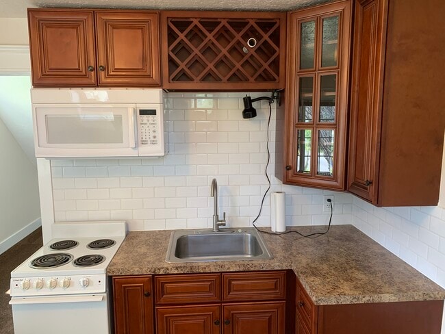 Kitchen - 647 N Morton St Unit A