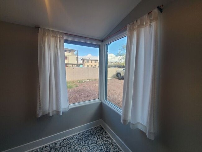 Photo - 710 N 6th Ave